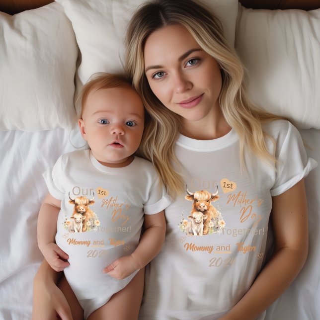Baby matchande högland VårFirstMors dagTillsammans T Shirt (Baby Matching. Highland cow and baby. Our First Mother's Day Together!)