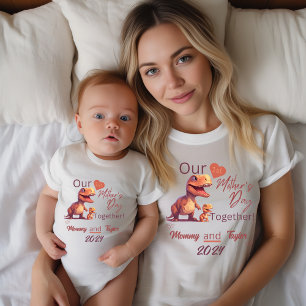 Baby Matchande T-Rex Vår Första Mors Dag Tillsamma T Shirt