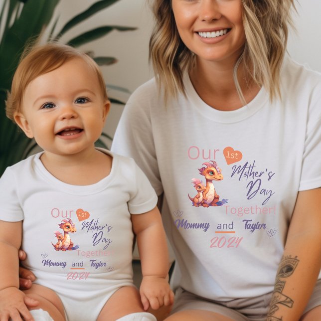 Baby Matching Dinosaur VårFirstMorSamme T Shirt (Baby Matching. Dinosaur and baby. Our First Mother's Day Together!)