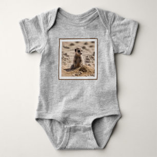 Baby Meerkat spelar i Sand. T Shirt