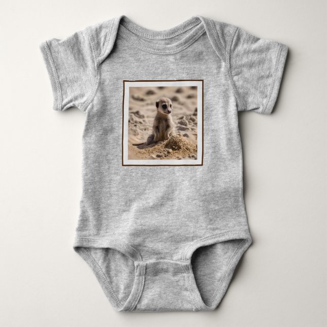 Baby Meerkat spelar i Sand. T Shirt (Framsida)