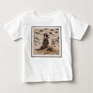 Baby Meerkat spelar i Sand. T Shirt
