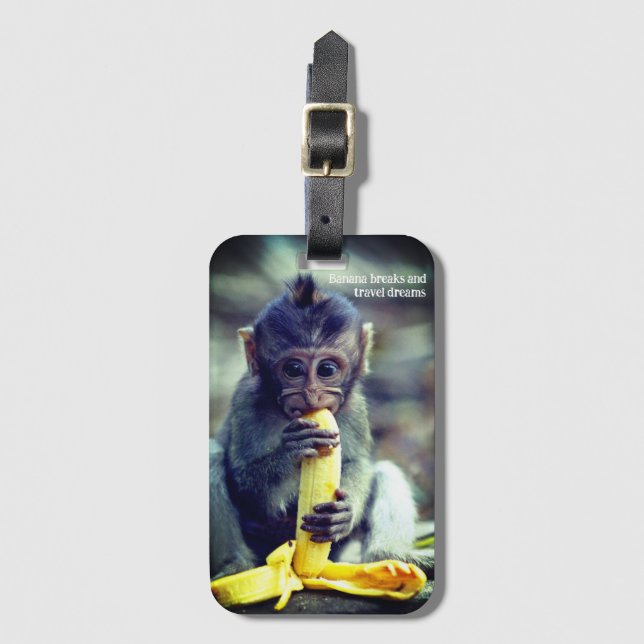Baby Monkey Eating Banana Bagagebricka (Framsida vertikal)