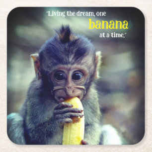 Baby Monkey Eating Banana Underlägg Papper Kvadrat