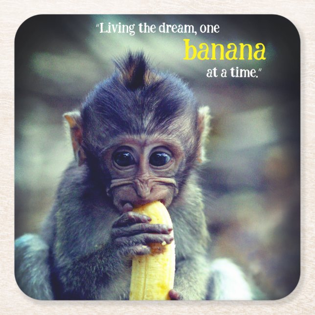 Baby Monkey Eating Banana Underlägg Papper Kvadrat (Framsidan)