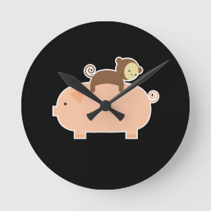 Baby Monkey Riding Backwards vid Gris Rund Klocka