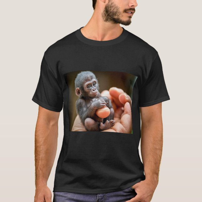 "Baby Monkey Sitta Holding Food in Hand Tee" T Shirt (Framsida)