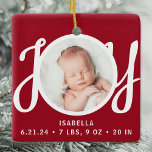 Baby Namn födelsetter Foto Red Keepsak Julgransprydnad Keramik<br><div class="desc">Den här söta Babyen Birth Stats jul Photo Ornament är dekorerad med ord JOY i snyggt skripttypografi på röd bakgrund. Anpassade enkelt med ditt foto,  namn och baby födelsestatus.</div>