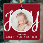 Baby Namn födelsetter Foto Red Keepsak Julgransprydnad Keramik<br><div class="desc">Den här söta Babyen Birth Stats jul Photo Ornament är dekorerad med ord JOY i snyggt skripttypografi på röd bakgrund. Anpassade enkelt med ditt foto,  namn och baby födelsestatus.</div>