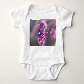 Baby Onsie för lilor för konstlavendelblomma Tee Shirt