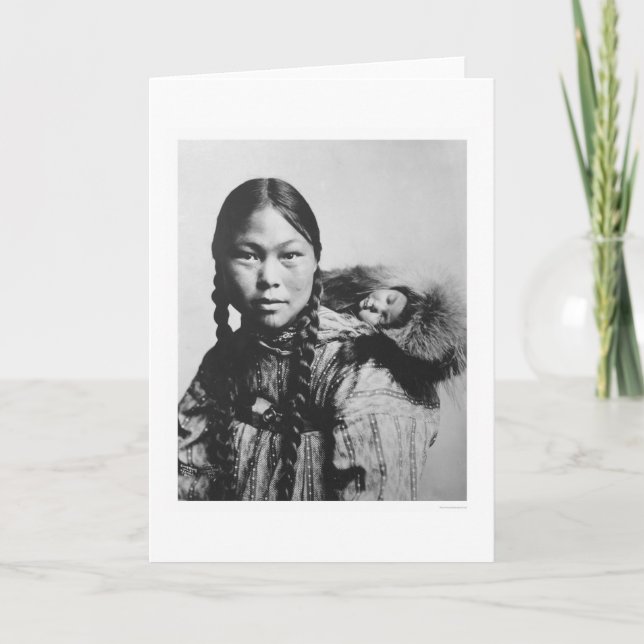 Baby på eskimåmamma baksida 1906 kort (Framsida)