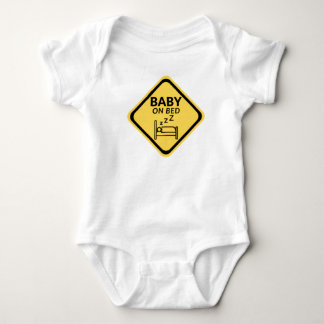 Baby på säng rolig baby onesie t shirt