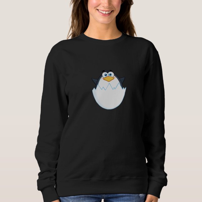 Baby Penguin Hatching from Egg T Shirt (Framsida)