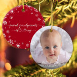 Baby Photo First jul Snöflingor Grandföräldrar Julgransprydnad Keramik<br><div class="desc">"Första jul." En lekfull bild av vitt snöflingor och handskriven manustypografi med anpassat årtal, som täcker över det foto du väljer, hjälper dig att starta jul och nyår. På baksidan täcker ytterligare vit snöflingor och handskriven typografi med "stolt mor- och farföräldrar till baby namn" över en röd bakgrund. Känn julhelgens...</div>