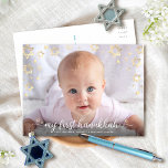Baby Photo My First Hanukkah Script Star of David Helg Vykort<br><div class="desc">"Min första Hanukkah." En lekfull bild av champagne faux guld-folie Stars av David, snöflingor och vit handskriven manustypografi som täcker det foto du väljer, hjälper dig att sätta igång i Hanukkah och nyår. Din anteckning om anpassningsbarna, skriven eller handskriven, finns på baksidan. Känn julhelgens värme och glädje när du skickar...</div>