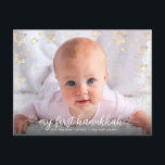 Baby Photo My First Hanukkah Script Star of David Helg Vykort<br><div class="desc">"Min första Hanukkah." En lekfull bild av champagne faux guld-folie Stars av David, snöflingor och vit handskriven manustypografi som täcker det foto du väljer, hjälper dig att sätta igång i Hanukkah och nyår. Din anteckning om anpassningsbarna, skriven eller handskriven, finns på baksidan. Känn julhelgens värme och glädje när du skickar...</div>