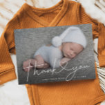 Baby Photo Tack Script Heart Birth Meddelande Vykort<br><div class="desc">Den här snyggten och eleganten har ett vykort för foto med foto av din nyfödda pojke eller flicka, ett anpassningsbar som kan vara personlig, en handskriven typografiktext som säger "Tack" med ett hjärta mellan ord. Anpassa den här produkten genom att lägga till ditt nyfödda baby namn, födelsestatus och föräldrarnas namn....</div>