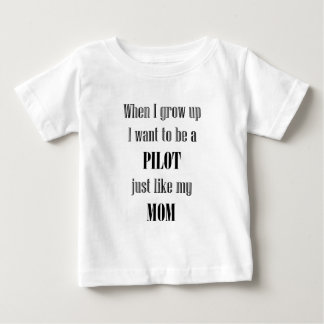 Baby Pilot som Mamma Tee