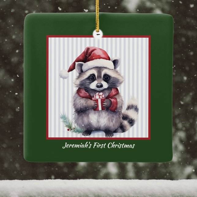 Baby Raccoon Holding Gift Child första jul Julgransprydnad Keramik (Skapare uppladdad)