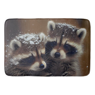 Baby Raccoons Huddle i Falling Snö Badrumsmatta