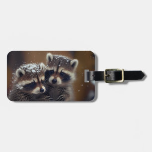 Baby Raccoons Huddle i Falling Snö Bagagebricka