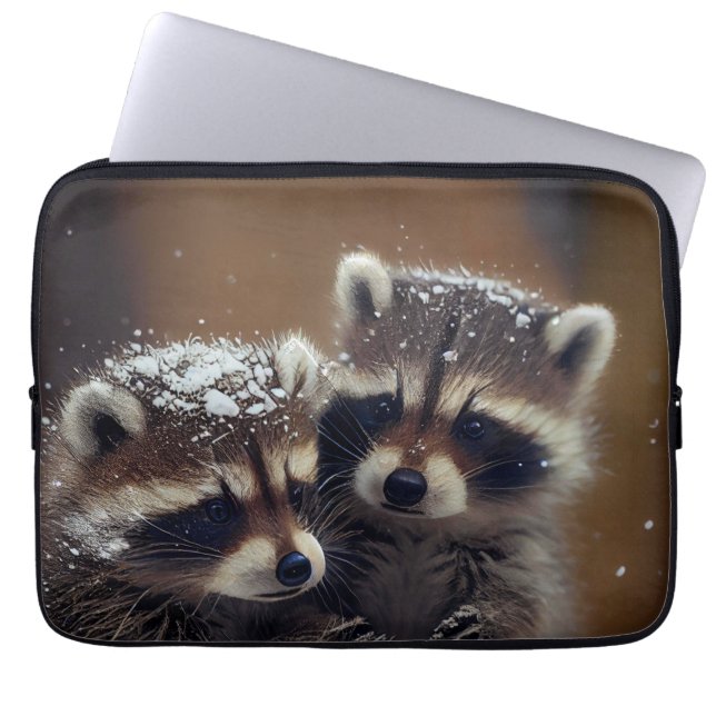 Baby Raccoons Huddle i Falling Snö Laptop Fodral (Framsidan)