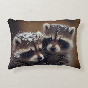 Baby Raccoons Huddle i Falling Snö Prydnadskudde