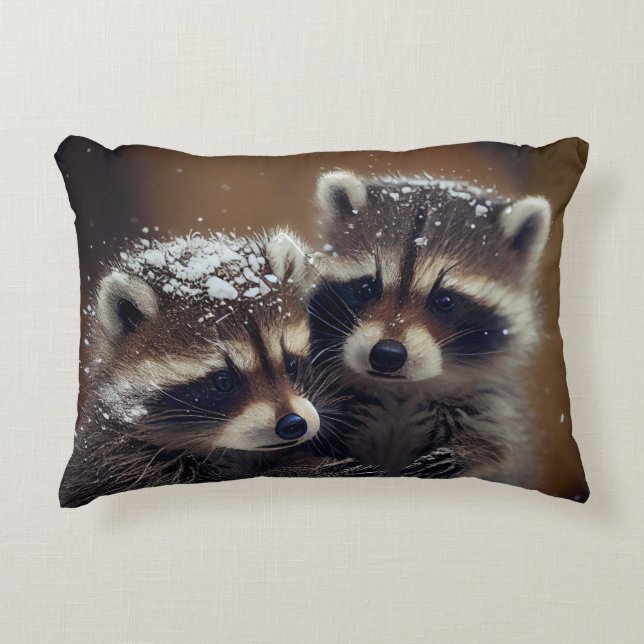 Baby Raccoons Huddle i Falling Snö Prydnadskudde (Framsidan)
