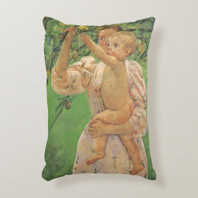 Baby Reaching for an Apple av Mary Cassatt Prydnadskudde (Framsidan(Vertikal))