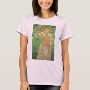 Baby Reaching for an Apple av Mary Cassatt T-shirt