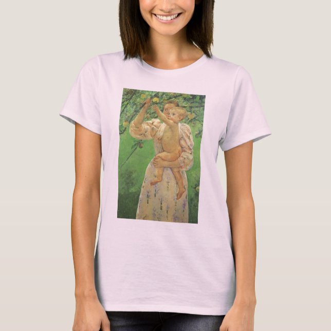 Baby Reaching for an Apple av Mary Cassatt T-shirt (Framsida)