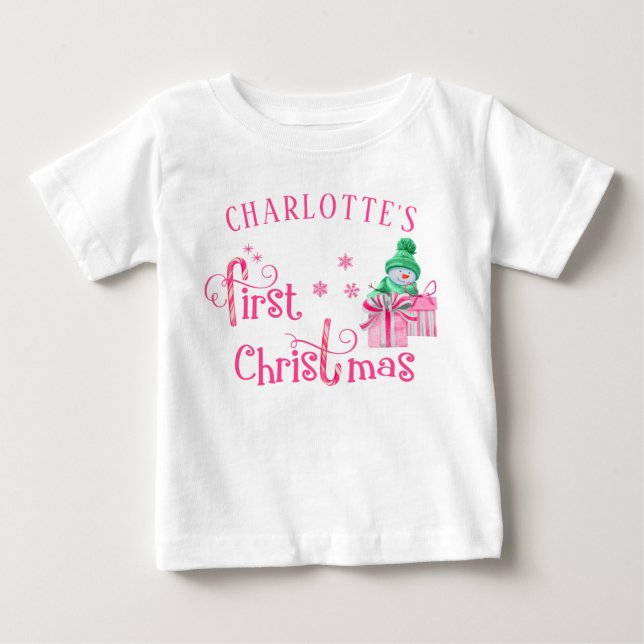 Baby Rosa Snögubbe och Snöflingor vid första jul T Shirt (Framsida)