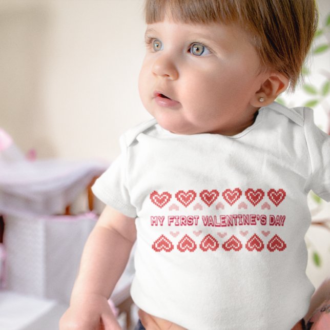 Baby’s First Valentine's Day – Heart Design T Shirt (Skapare uppladdad)