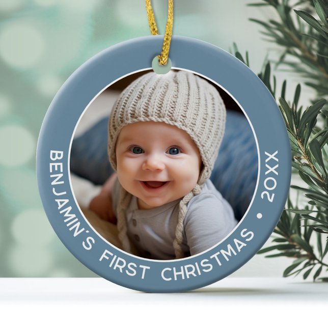 Baby s första jul - Enkel denim pastellblå Julgransprydnad Keramik (Modern and minimal photo ornament with a simple border and white text.)