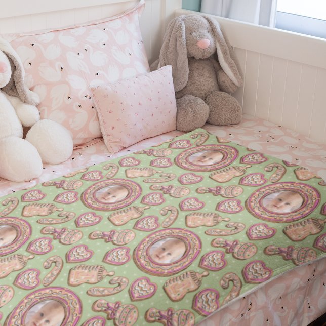 Baby:s första julkaka fleecefilt (Cute Baby Christmas Gingerbread Cookie Photo Baby Blanket. Hand-Drawn Pattern in Pink & Green. )