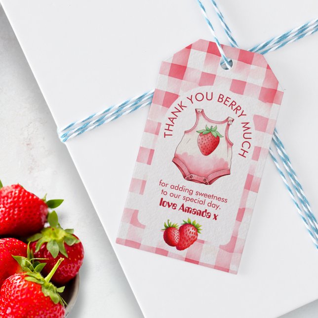 Baby Shower Strawberry Gingham Cute Tack Favor Presentetikett (strawberry gingham baby shower favor gift tags cute baby jumpsuit strawberries cottage vintage retro)