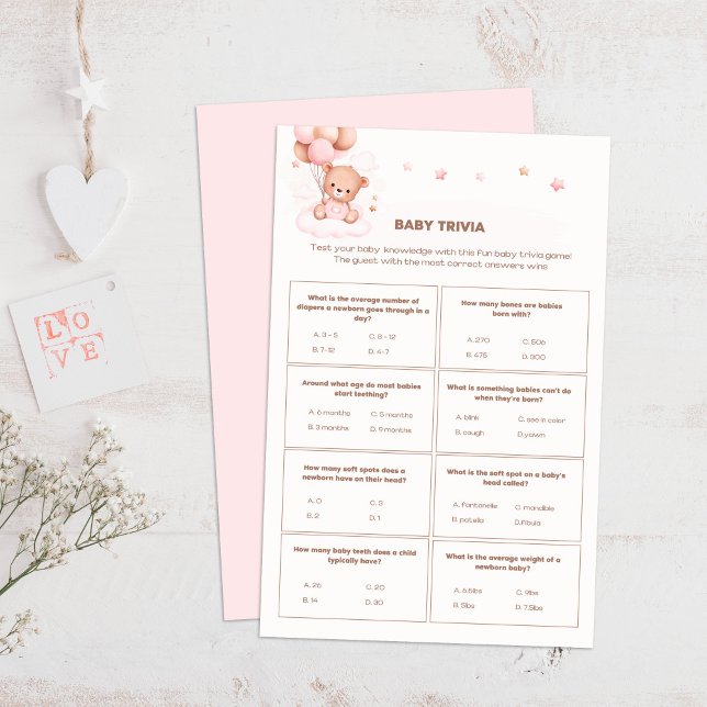 Baby Shower Trivia-spel för spjutspets och Rosa-bu (Cute Bear & Pink Balloons Baby Shower Trivia Game on a boho wooden table.)