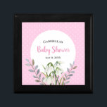 Baby Shower White Snö släpper Rosa Polka dots Minnesask<br><div class="desc">Designad baserad på blommigt av vattenfärgen som Farida Greenfield visar på vita droppar av snö. Vackra, ömtåliga vita blommor som just har dykt upp i slutet av vintern, som ser ut som gnistra av snö på marken. Den har rosa vit polka dots i bakgrunden och texter som kan vara personlig....</div>