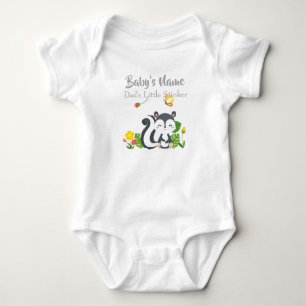 Baby Skunk, fjäril och blommor T Shirt