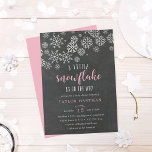 Baby Snowflake Chalkboard Baby Shower-inbjudan Inbjudningar<br><div class="desc">Brr! Vinterbabyduschar i chicen är försedda med vit snöflingor på en baksida på en kalkbräda med "lite snöflummel är på väg" i rosa och vita bokstäver. Anpassa med duschdetaljer om flicka under med hjälp av mallen fält. Kort återgår till fast ljus rosa.</div>