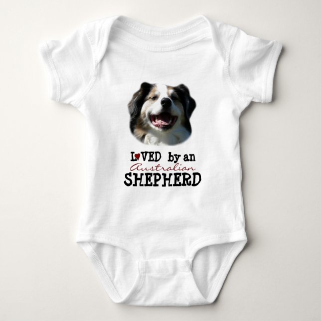 Baby som älskas av en australian shepherd t-shirt (Framsida)