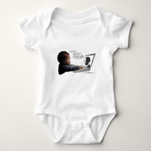 Baby som är i ett stycke t shirt