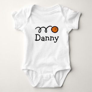 Baby som beklär med namn- och baskettrycket tröja