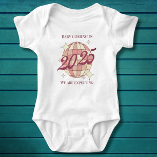 Baby som föds 2025 nyfödd baby shower present t shirt
