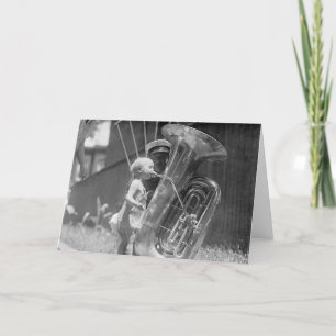 Baby som leker Tuba, 1923 Kort