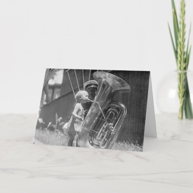 Baby som leker Tuba, 1923 Kort (Framsida)