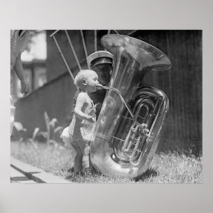 Baby som spelar tuba, 1923. Gammalt foto Poster