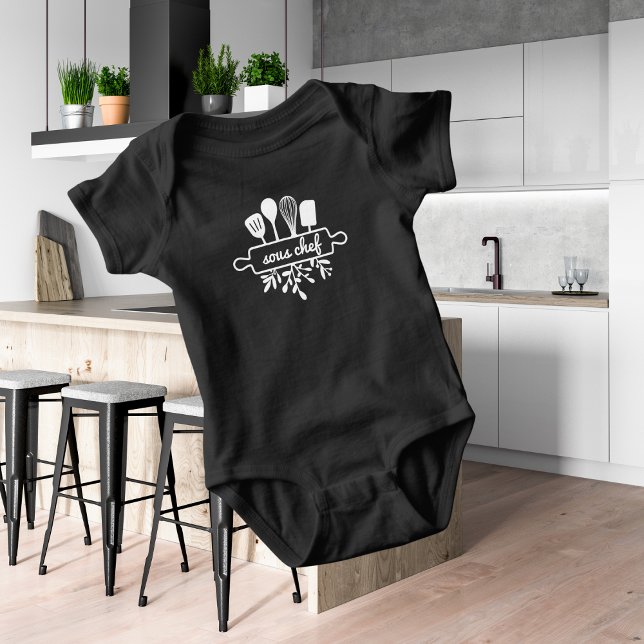 Baby Sous Chef Kitchen Utensil and Greenery T Shirt (Skapare uppladdad)