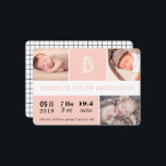 Baby Stats Monogram Rosa Färg Blocks Fotofödelse Meddelande<br><div class="desc">Flicka har Monogram Ljusa rosa Färg Blockerar födelsemeddelande 3 Multi Photo Collage Card. Den moderna klassiska designen innehåller tre foton och det nyfödda babyen först på framsidan och en kontroll mönster på baksidan av kortet. All text kan redigeras. Bakgrunden färg kan ändras till valfritt färg. Du kan enkelt lägga till...</div>