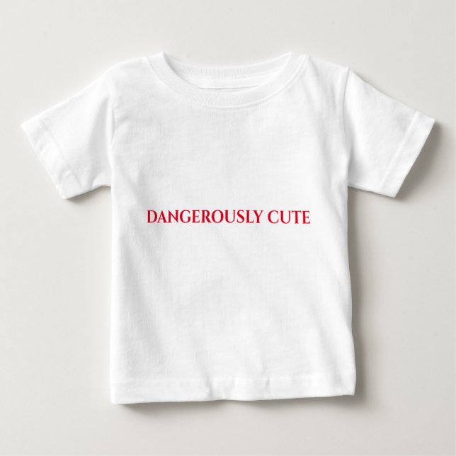Baby t-shirt "DANGEROUSLY CUTE". (Framsida)